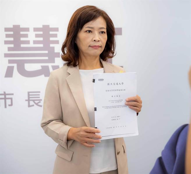 民进党新竹市长候选人沈慧虹表示，林耕仁把论文当成剪贴簿，要求林耕仁应即刻退选。（陈育贤摄）