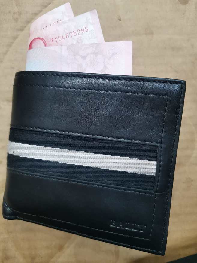 买了近万元的皮夹，每天的零用钱却只有300元。（翻摄脸书爆废公社）