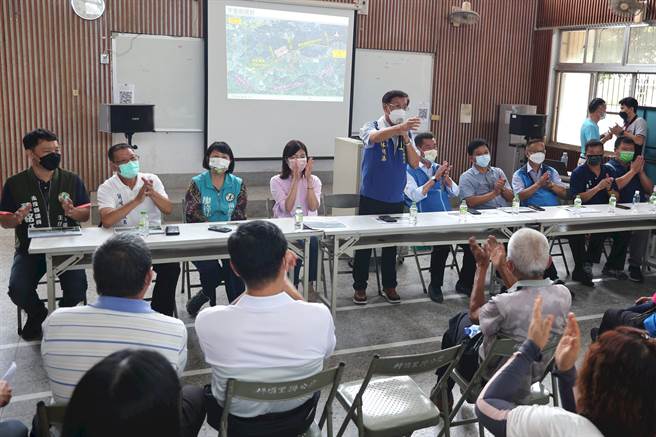 南投县长林明溱，6日宣布投资4.1亿元拓宽草屯镇富顶路。（南投县政府提供／廖志晃南投传真）