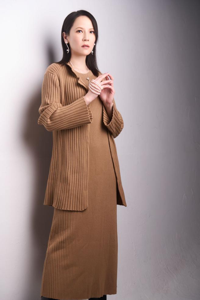 杨乃文最近忙着筹备演唱会和新专辑，专辑新曲的调性轻快活泼，灵感源自她在疫情期间的领悟，佩戴TASAKI Atelier高级珠宝展现歌后风采。（JOJ PHOTO摄，服装提供／CHLOE）