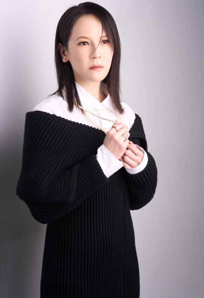 杨乃文〈缪斯Muse演唱会〉即将在10月22日登场，以女爵气场诠释TASAKI融入重金属铆钉元素的danger系列珍珠作品，充满摇滚时尚。（JOJ PHOTO摄，服装提供／Tod’s）