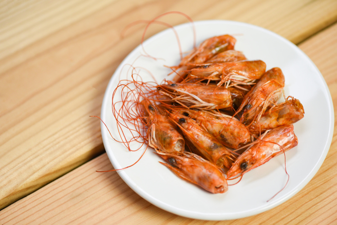 有耳鼻喉科医师表示，竟有病患不慎吞入虾头，且虾头贯穿后后咽壁及舌根。( 图为虾头的示意图 / Shutterstock )