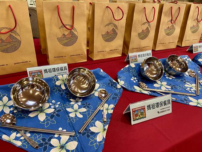 拍照打卡纪念品限量免费换，由环境保护局制作专属纪念品，「妈祖环保餐具」供参与遶境民眾兑换。（吴佩蓉摄）