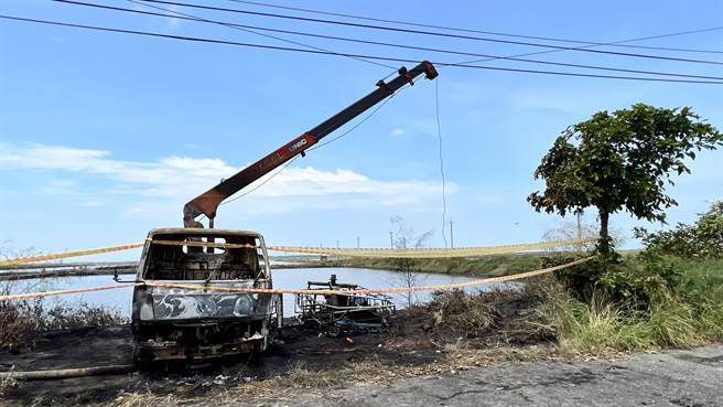 货车吊杆当下接近架空电线场所工作，因接触或接近该电路引起感电之虞，却未与高压电线保持距离外，且未设置护围等安全措施。（张毓翎摄）