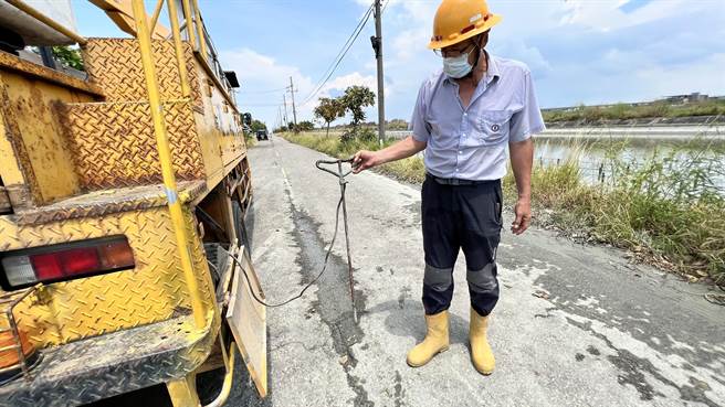台电人员说，他们使用升空工程车或吊臂车作业，车体必须确实挂妥接地线组；这起事故若车体有做好接地措施，造成的伤亡可能就不会这么严重。（张毓翎摄）