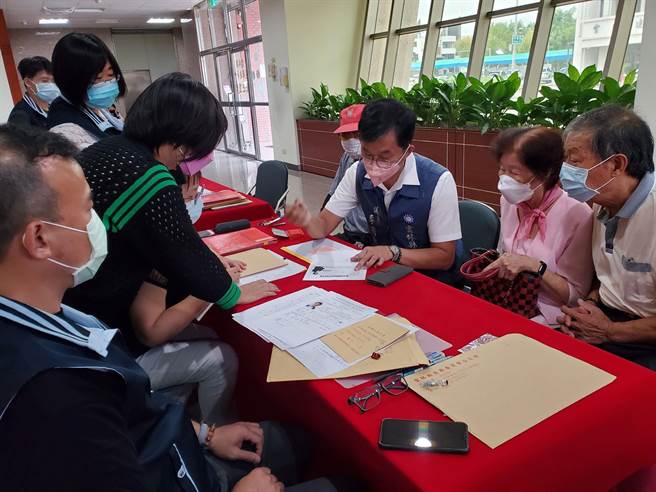 下届（第20届）云林县议员选举将有69人角逐43席，69人中有31人是现任议员，图为现任议员李明哲在母亲及叔父陪同下登记。（本报资料照片）