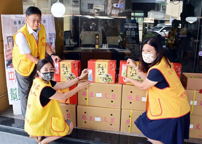 中洲建设董事长黄启伦（左）大方认购千斤柚子，挹注创世植物人照养经费。（林和生摄）