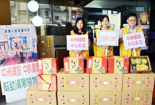 中洲建设董事长黄启伦（右）抛砖引玉，大方认购千斤柚子，挹注创世植物人照养经费。（林和生摄）