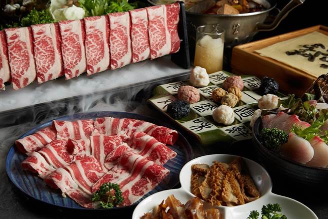 「这一锅」玩身分证对对碰，最大奖为4个1吃澳洲和牛板腱。（这一锅餐饮集团提供）