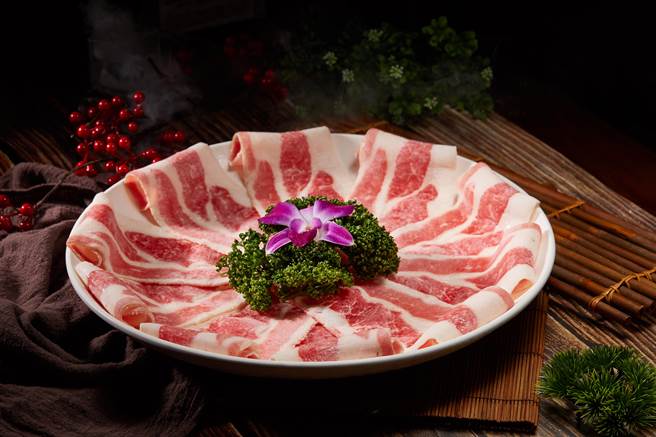 「鼎王麻辣锅」祭消费满额赠多种肉品，包含五花去骨鲜牛。（鼎王提供）