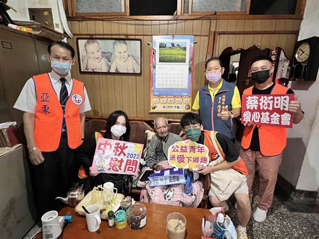 今早蔡衍明爱心基金会执行长徐海伦与亚东科大师生拜访3名行动不便，需旁人照料生活起居的弱势民眾。（李奇叡摄）