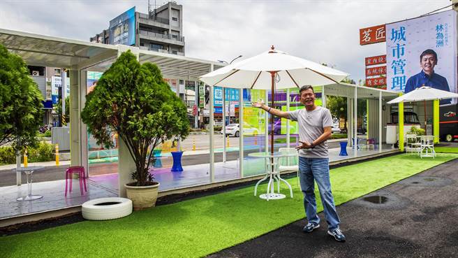 竹北市长参选人林为洲货柜屋竞选总部开箱，透空的会客室极具极简风。（罗浚滨摄）