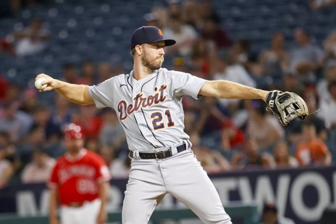 老虎队内野手克莱门斯登板投球。（美联社）