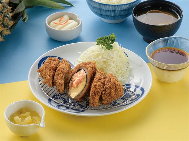 迈泉-凤梨起司海老猪排卷。（柯宗纬翻摄）