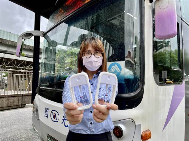 中秋连假公运优惠，国光客运加码7条长程路线赠随身卡片式喷雾瓶，购买回数票1本20张加送6张，也加送喷雾瓶。（国光客运提供／陈佑诚传真）