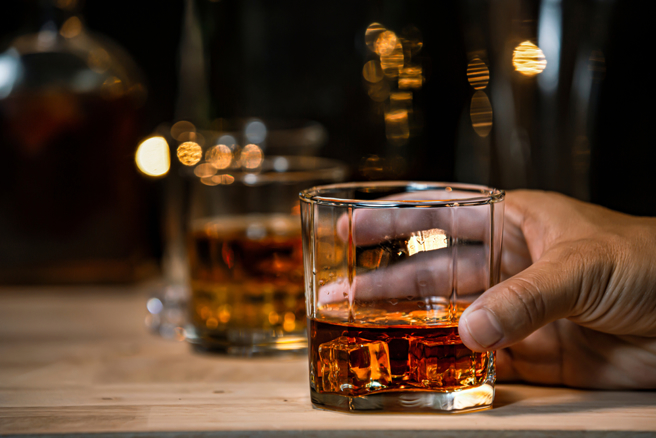 一名女子怀疑丈夫与小吃店的小姐有一腿，愤而将小姐告上法院求偿，却因证据不足败诉。（示意图／Shutterstock）