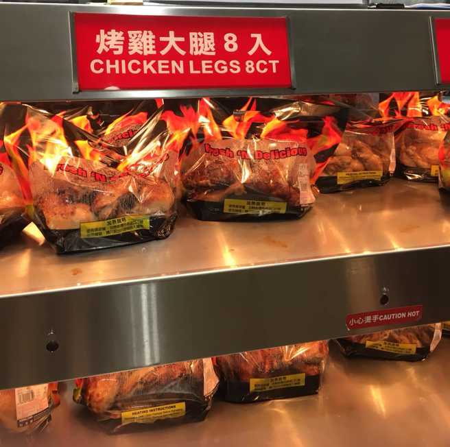 一名女网友5日晚上8点多在好市多幸运抢到仅剩的8只装烤鸡腿，但推车竟被人推走，找不到了。(翻摄自Costco好市多商品经验老实说FB)