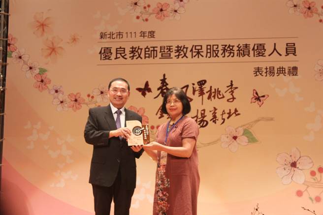 服务届满40年的民义国小老师谢芳芳，是资深优良教师代表，接受新北市长侯友宜表扬。（陈慰慈摄）