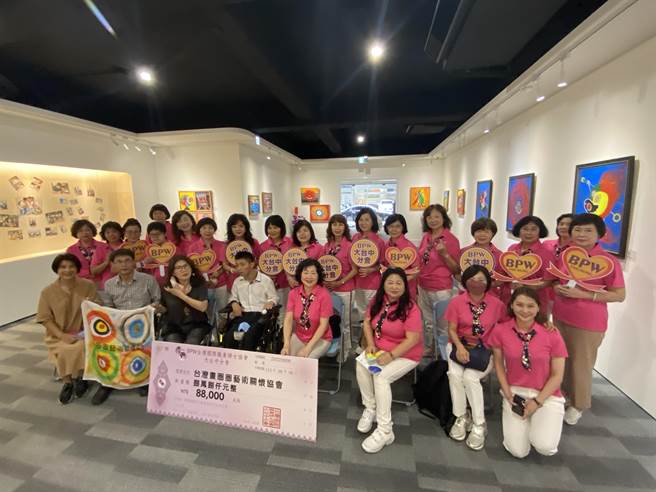 台湾国际职业妇女协会大台中分会捐赠画圈圈艺术关怀协会88000元，作为鼓励身障大专生艺术创作用。(协会提供)