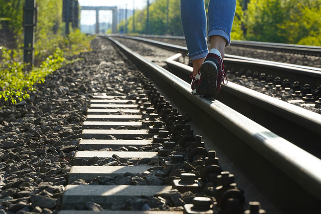 少年为了拍文青影片，竟无视危险在铁轨上逗留，当场被火车撞飞。（示意图／达志影像）