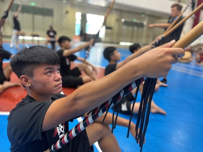 表演者手持象徵族群希望及融合部落文化的道具排练。(照片/教育部提供)