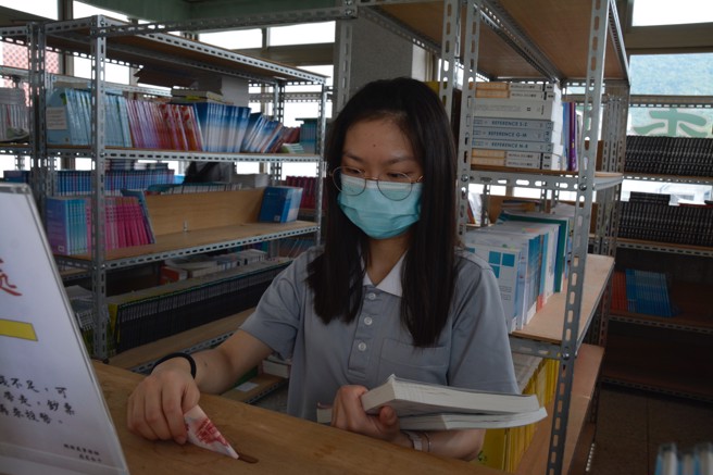 慈济科技大学二手书屋以诚实商店模式经营，培养学生的诚信和公德心。(照片/慈济科技大学提供)