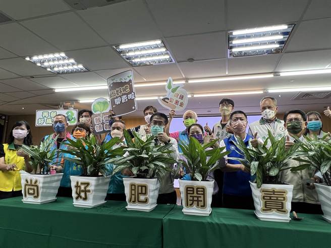 台南市政府环保局以生、熟厨余制作的「尚好肥」肥料开卖。（洪荣志摄）