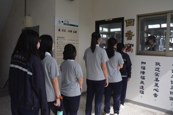 开学日，慈济科技大学二手教科书现场排起拢长的队伍，为的就是抢先一步「买爆」写满学长学姊笔记的二手教科书！(照片/慈济科技大学提供)