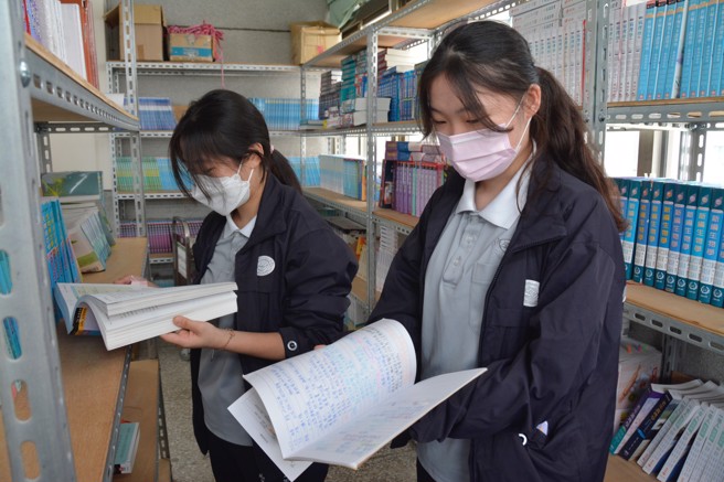 课本内含有学长姊的中文笔记以及重点标示，读起来更加便利。(照片/慈济科技大学提供)