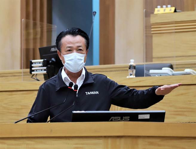 嘉义县长翁章梁今在定期会进行本届任内最后一次口头施政报告，细数多项政绩及所争取的重大建设。（嘉义县政府提供∕吕妍庭嘉义传真）