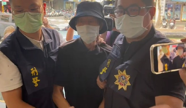 新北市永和区智光街昨晚惊传分尸案，54岁梁姓男子被杀害、肢解，尸体只剩左脚且头颅消失，梁男大哥被警方怀疑涉有重嫌，稍早在台北罗斯福路三段附近准备要搭公车时，被警方发现逮回，并当场承认犯行。（李奇叡摄）