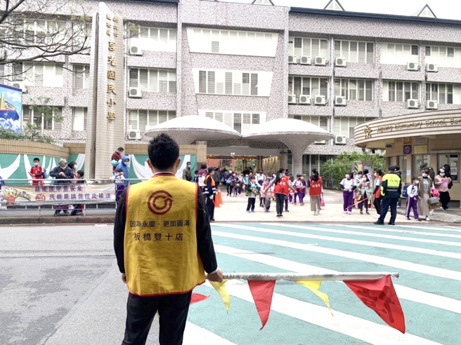在地好邻居永庆房屋担任学校导护志工，保护学生上下学安全。(图/永庆房屋提供)