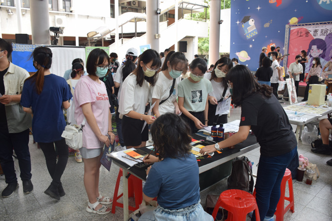 南大于9月5至8日举办「社团周」安排一系列学生活动。9月5日举办「社会实验组」─社团博览会。(照片/台南大学提供)