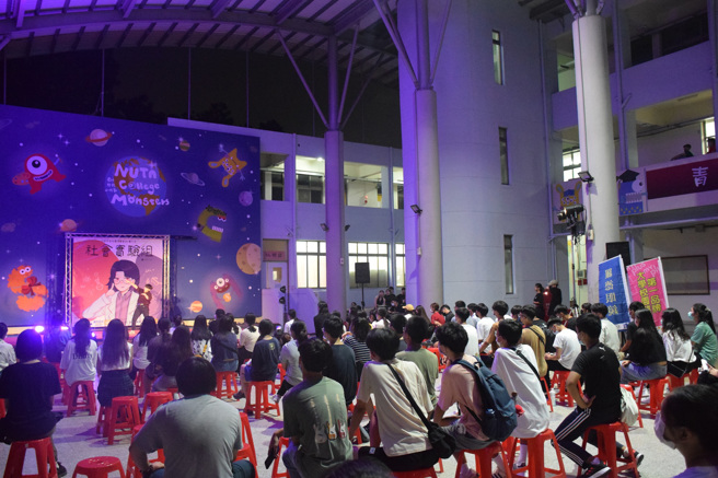 于晚上办理社团之夜，十多个社团轮番上场进行精彩表演，以吸引并招揽新生加入。(照片/台南大学提供)