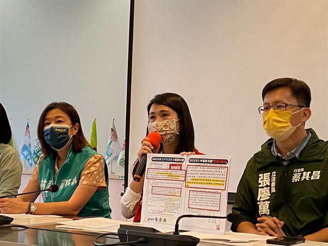 李雨蓁去年中二罢免投票日时呼吁民眾前往监票遭台中市选委会开罚50万元，日前诉愿成功，今天开记者会批市府假开罚真追杀。（张亦惠摄）