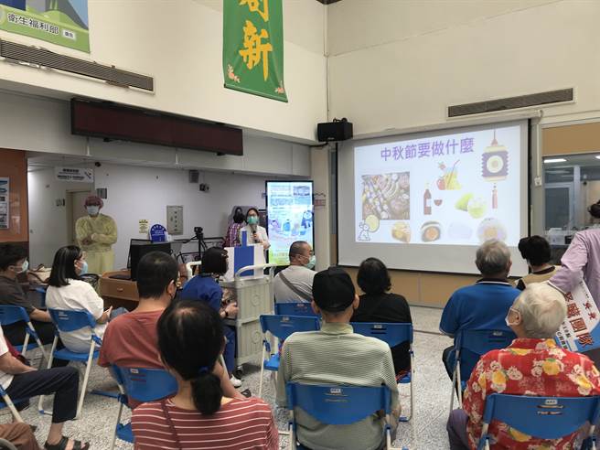 卫福部苗栗医院肾臟科主任吴文中，6日特别邀请营养师李孟颖共同举办「肾利方程式病友会」健康讲座。（苗栗医院提供／李京升苗栗传真）