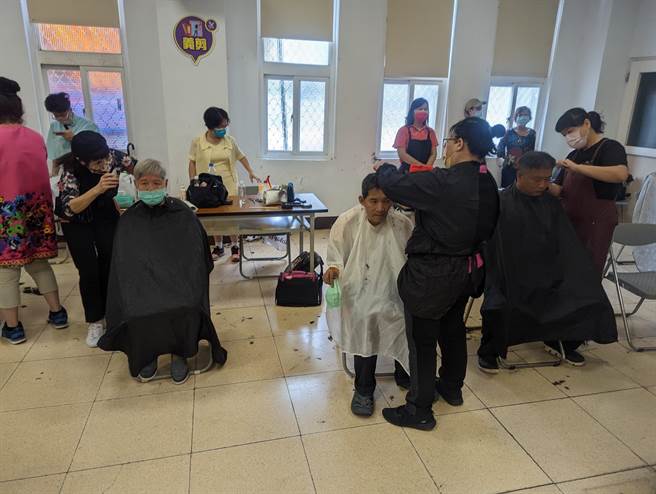 适逢中秋佳节，社团法人新北市善悦关怀协会于今(6)日假新北市板桥区永安公园活动中心举办「2022悠游街头，乐享中秋」活动，现场也提供义剪服务，替参加的街友理髮。(黄敬文摄)