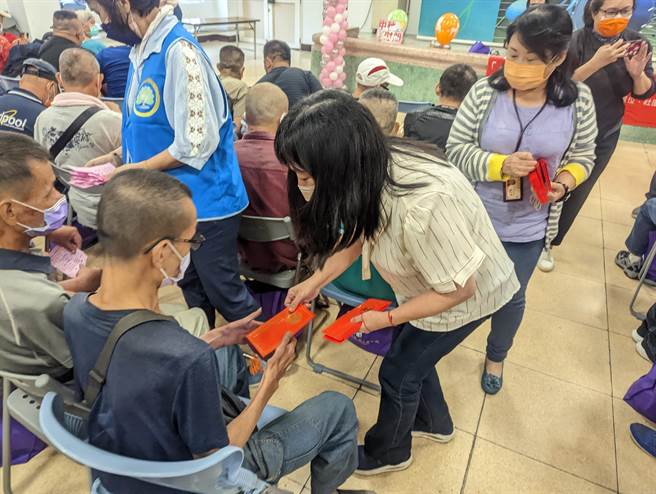 新北市社会局副局长吴淑芳表示，非常感谢善悦关怀协会、仕招基金会、法扶基金会以及卫生福利部台北医院等相关单位，帮街友办理关怀中秋的活动。(黄敬文摄)