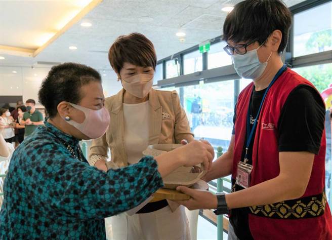 新北市文化基金会推动「聊艺疗-新北全龄艺术乐活计画」，搭建「聊艺疗」平台，串连新北市政府文化局、社会局、卫生局，提供高龄、失智照服机构3大艺文服务。（新北市文化局提供）