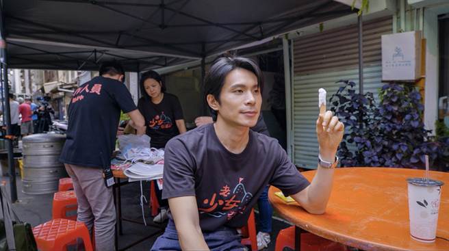 姚淳耀准备办桌时意外切到手。（桂田文化基金会提供）