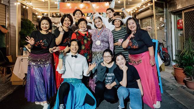 《老少女奇遇记》最终回挑战百人办桌及登上电子花车跳印度舞。（桂田文化基金会提供）