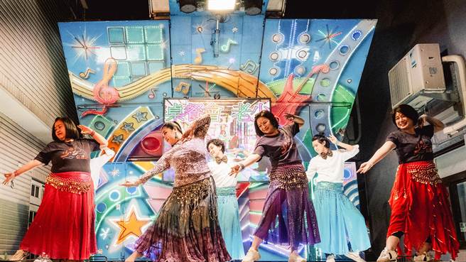 锺欣凌（左起）老师、杨贵媚、严艺文在台上表演印度舞。（桂田文化基金会提供）