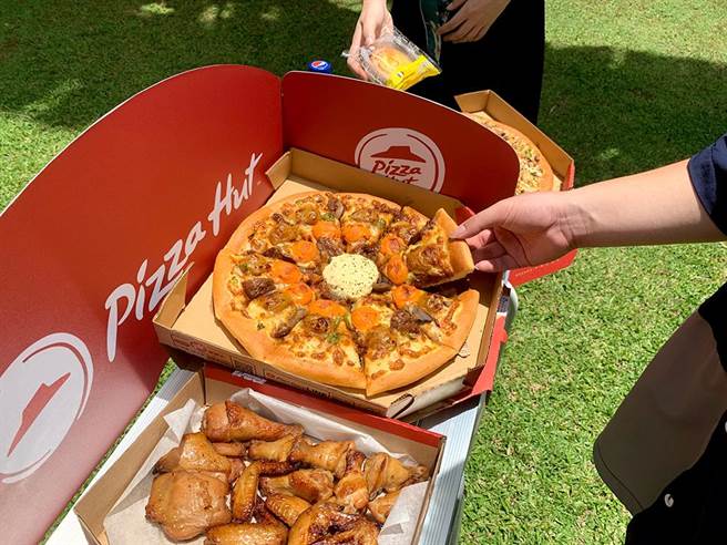 「中秋月见比萨套餐」限时优惠1279元，包含双比萨、烤鸡拼盘及可乐，透过APP会员订餐再送「冰藏起司塔」。（必胜客提供）