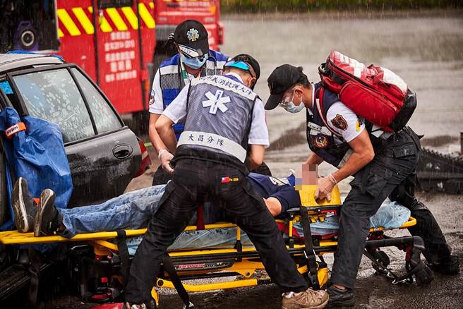 义消人员热血协助消防单位救灾，高雄市义勇消防总队聘请专业单位拍摄义消招募宣导影片，将有助于义消组织年轻专业化新形象，未来将深入校园，结合学校社团，招募热血青年。（高雄市义勇消防总队提供）