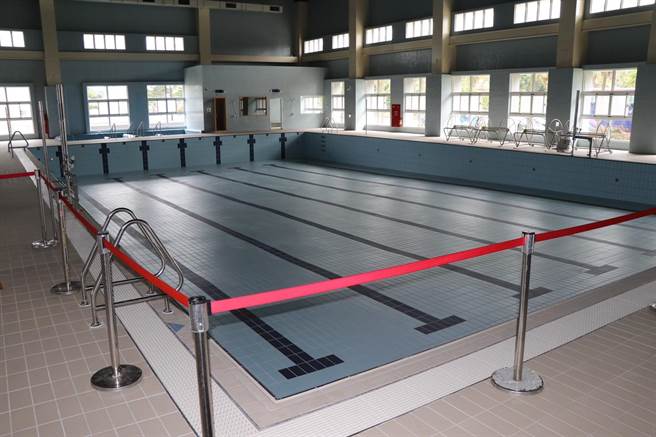 观音国民运动中心设有温水游泳池。（蔡明亘摄）