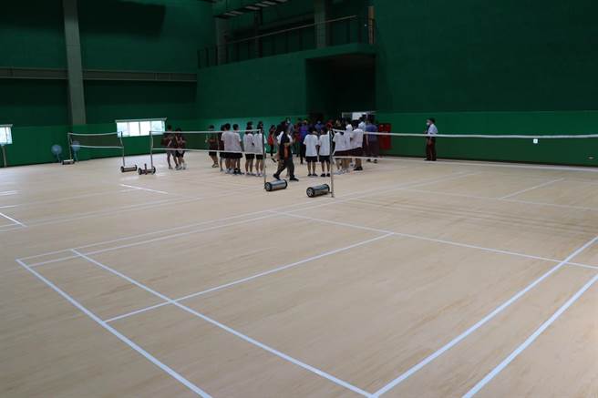 观音国民运动中心羽球场。（蔡明亘摄）