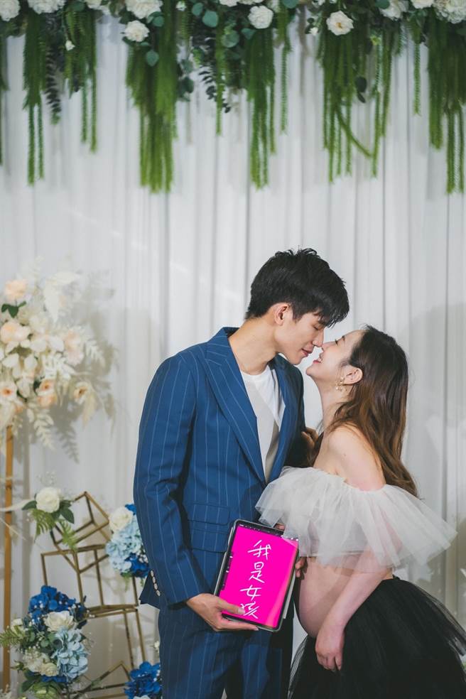 蔡允潔（右）和老公Fraser開心分享腹中胎兒為女兒。（Playground婚禮婚紗攝影）