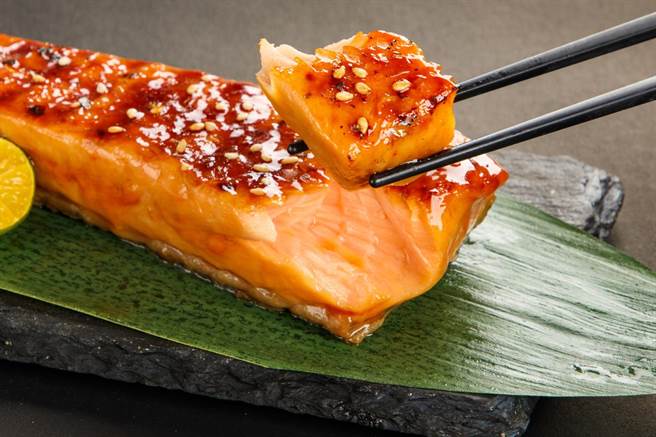 「美威精選蒲燒鮭魚排」特價279元。（美威鮭魚提供）