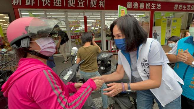 國民黨高雄市長參選人柯志恩今天下午到仁武黃昏市場掃街拜票。（柯宗緯攝）