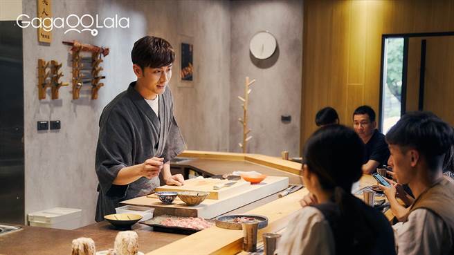 厨艺男神管麟首次饰演日料师父。（GagaOOLala提供）